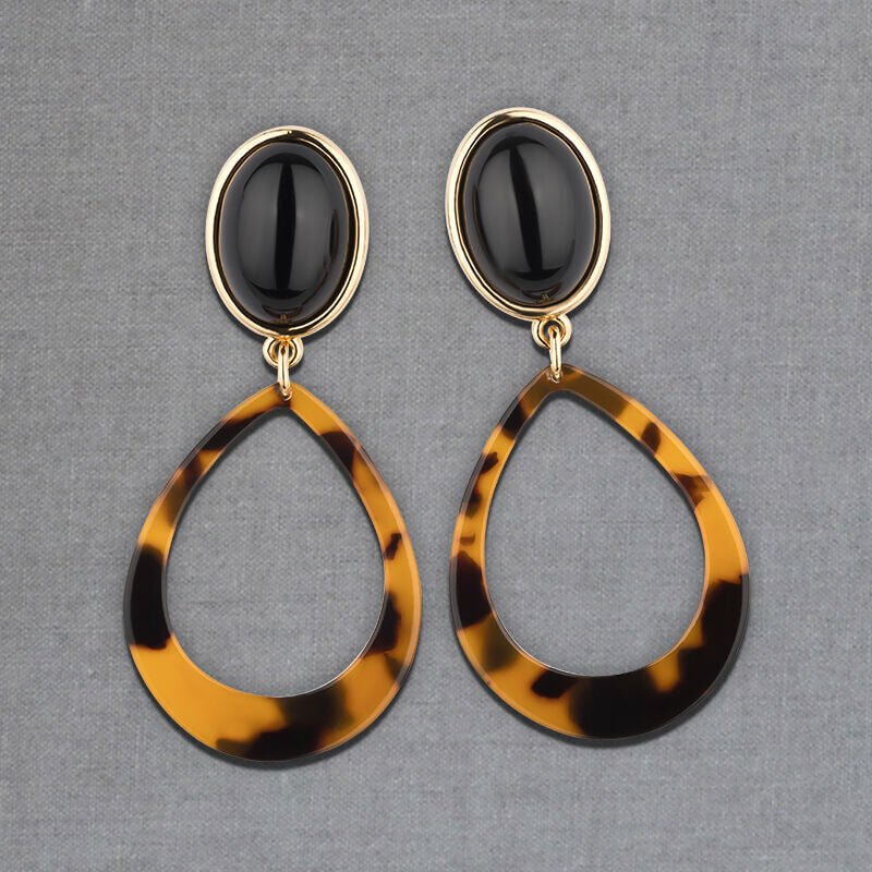 Schwarze Ohrstecker mit edlem offenen Tropfen in Schildpatt-Optik von AmuseToi