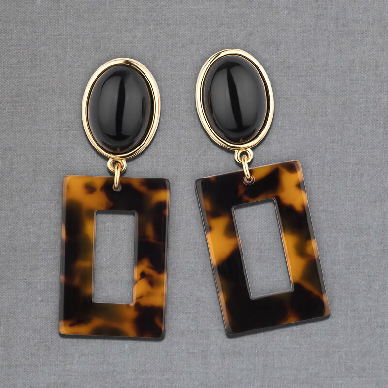 Schwarze Ohrstecker mit eckigen Anhängern in Schildpatt-Optik von AmuseToi