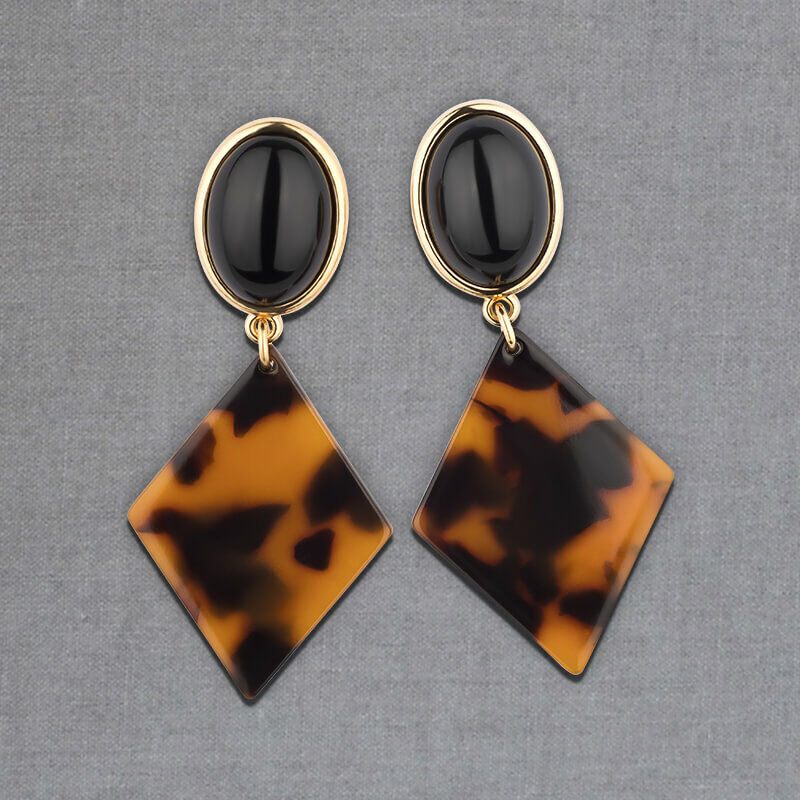 Schwarze Ohrstecker mit rautenförmigen Anhängern in Schildpatt-Optik von AmuseToi