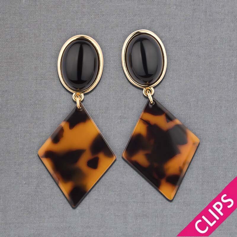 Schwarze Ohrclips mit rautenförmigen Anhängern in Schildpatt-Optik von AmuseToi