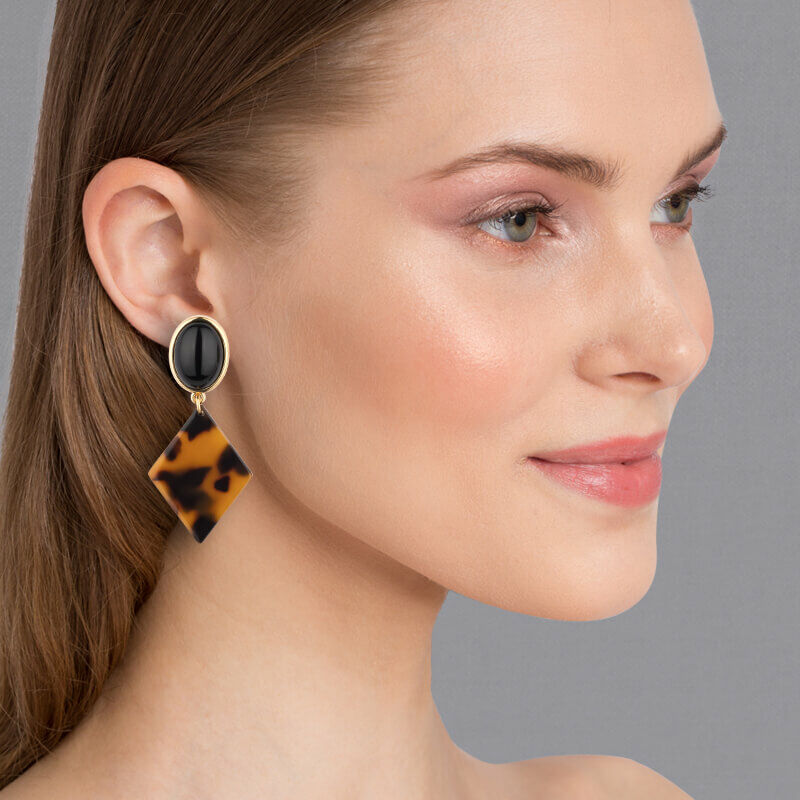 Schwarze Ohrclips mit rautenförmigen Anhängern in Schildpatt-Optik von AmuseToi