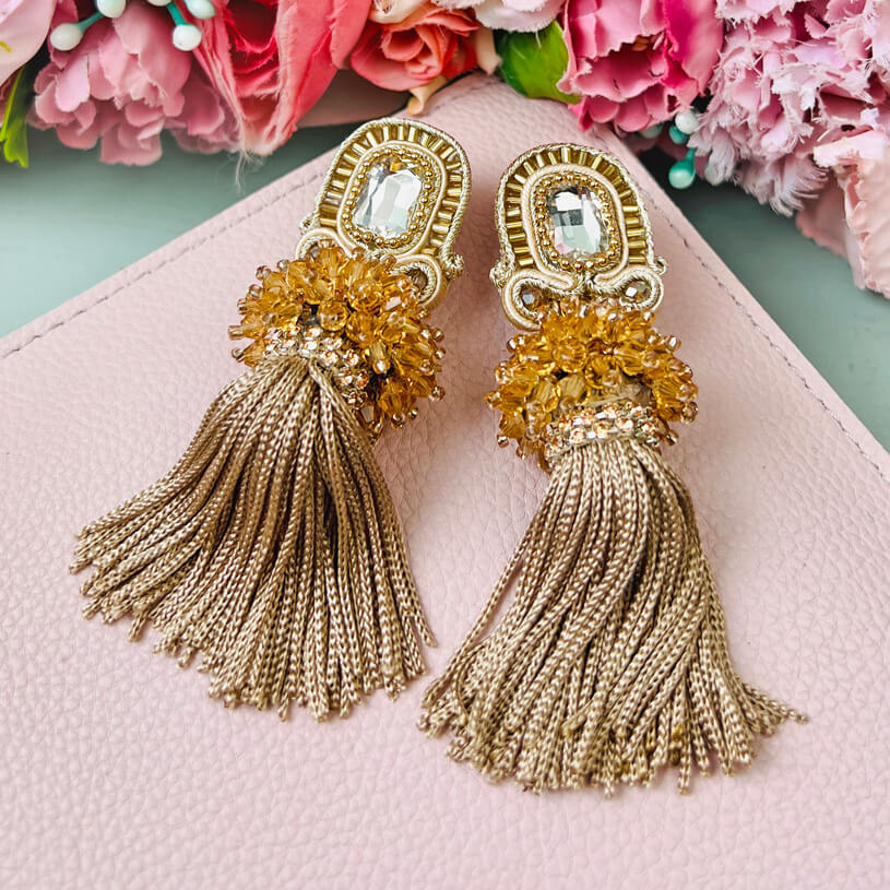 Auffällige Soutache-QuastenOhrringe in Beige und Champagner