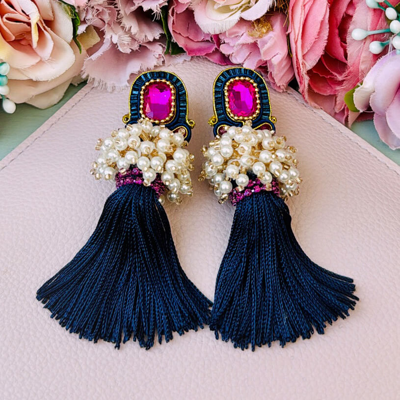 Auffällige Soutache-QuastenOhrringe in Pink und Dunkelblau