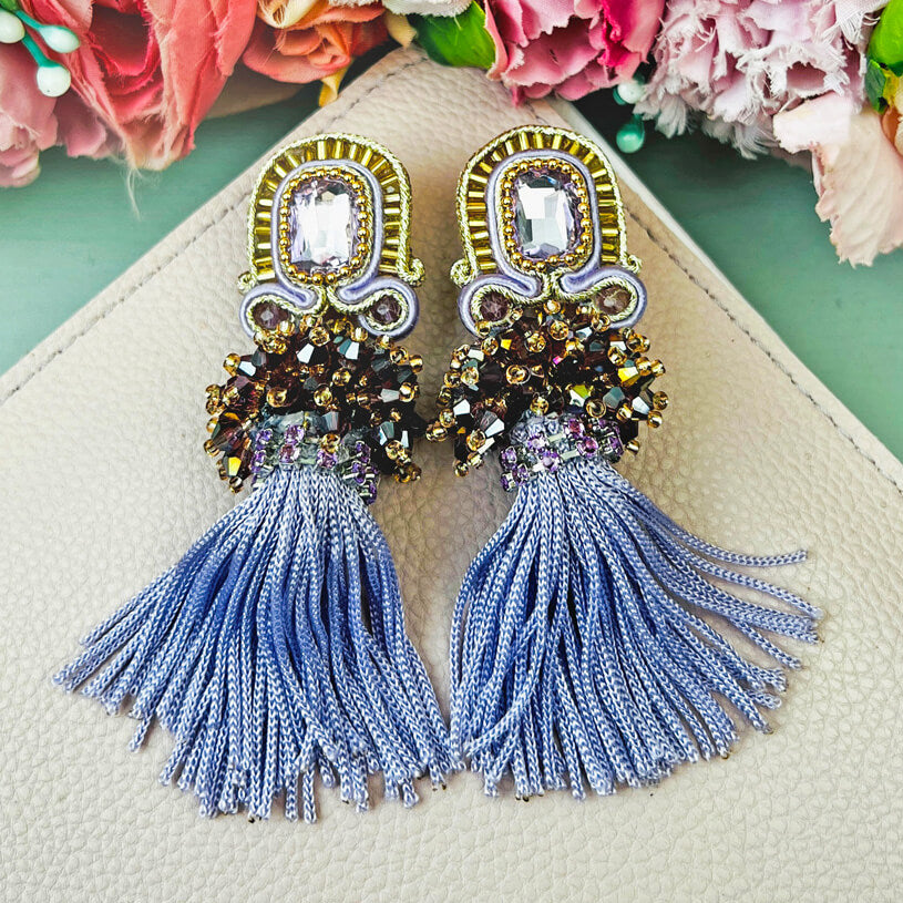 Auffällige Soutache-QuastenOhrringe in Flieder und Gold