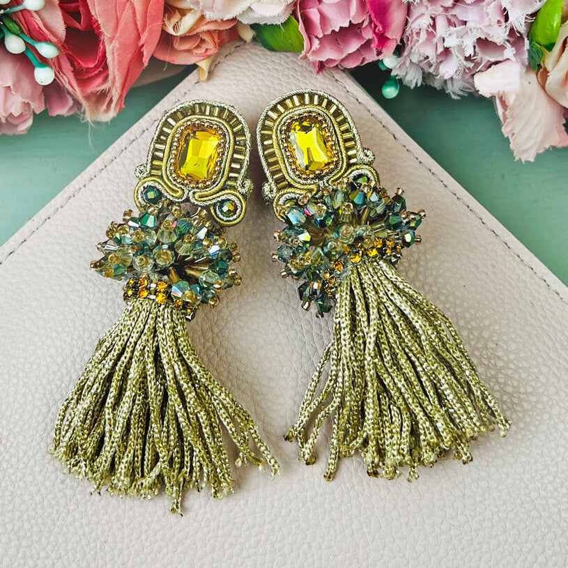 Auffällige Soutache-QuastenOhrringe in Gold