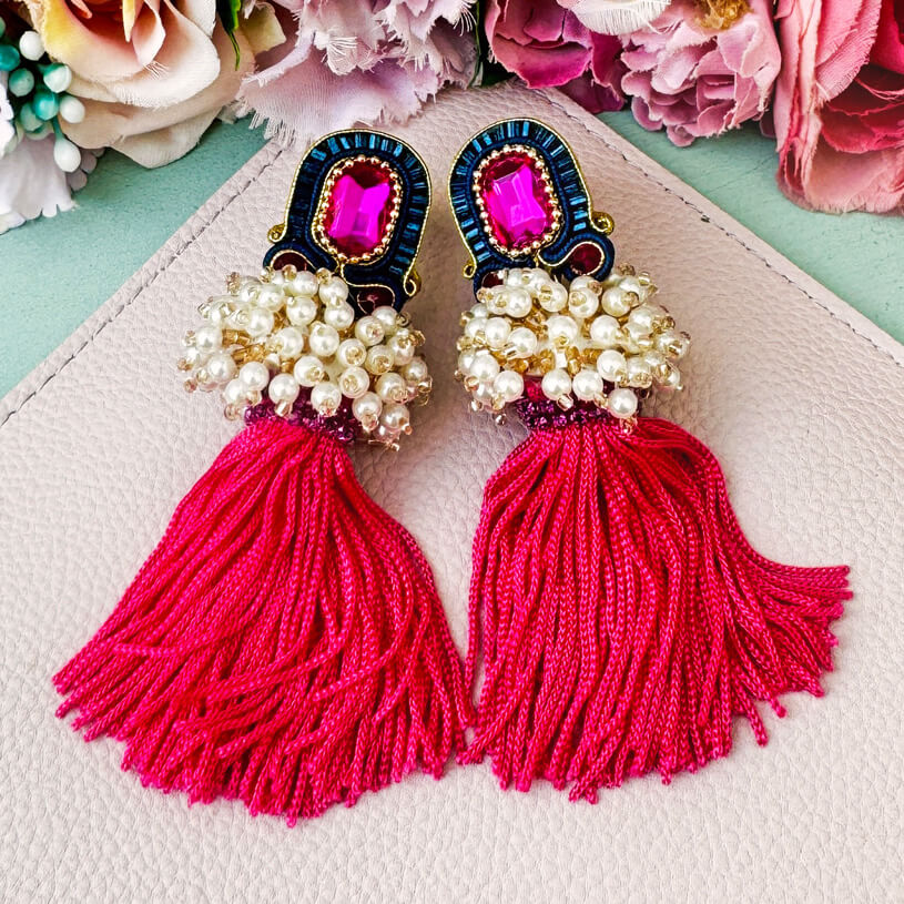 Auffällige Soutache-QuastenOhrringe in Pink und Dunkelbau