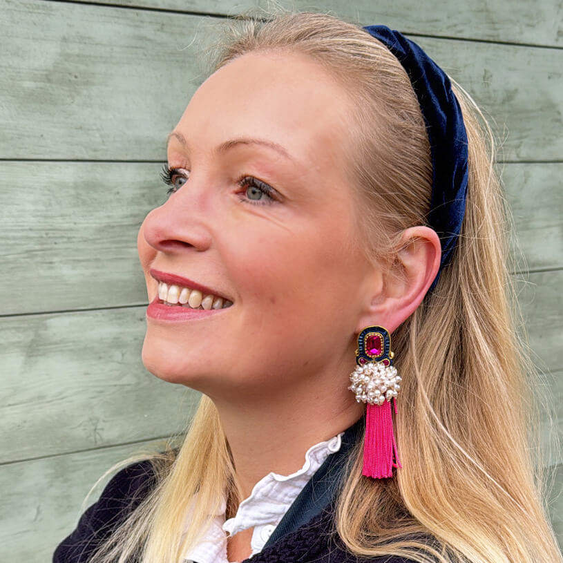 Auffällige Soutache-QuastenOhrringe in Pink und Dunkelbau