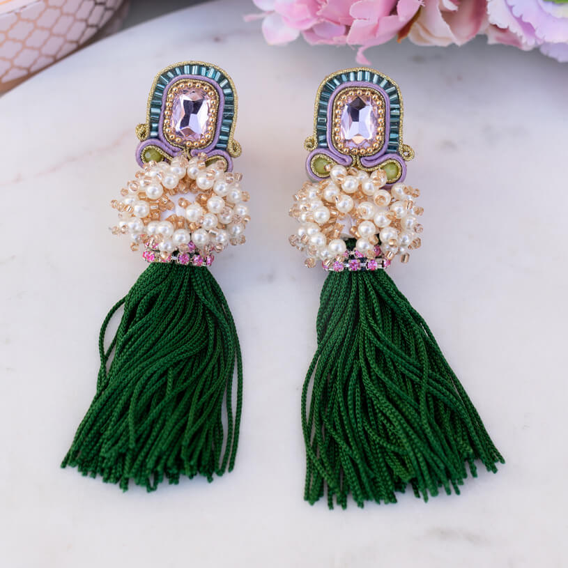 Auffällige Soutache-QuastenOhrringe in Flieder, Rosa und Grün