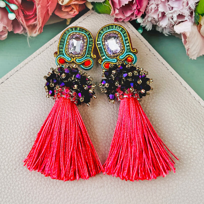 Auffällige Soutache-QuastenOhrringe in leuchtendem Pink, Türkis und Violett