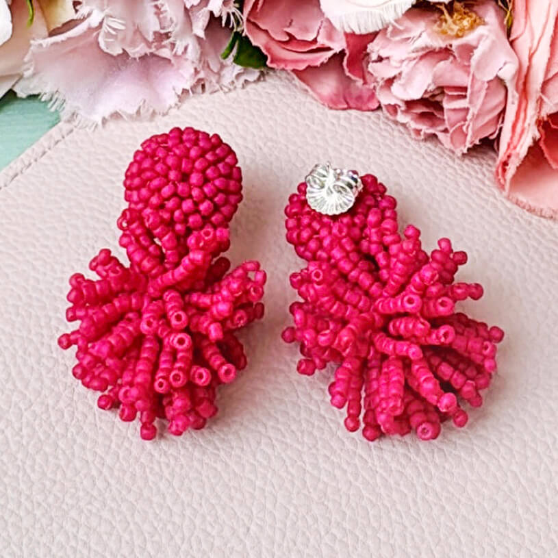 Auffällige StatementOhrringe aus Perlen in Pink