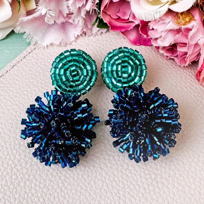Schimmernde StatementOhrringe aus Perlen in Petrol und Dunkelblau