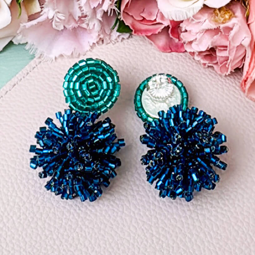 Schimmernde StatementOhrringe aus Perlen in Petrol und Dunkelblau