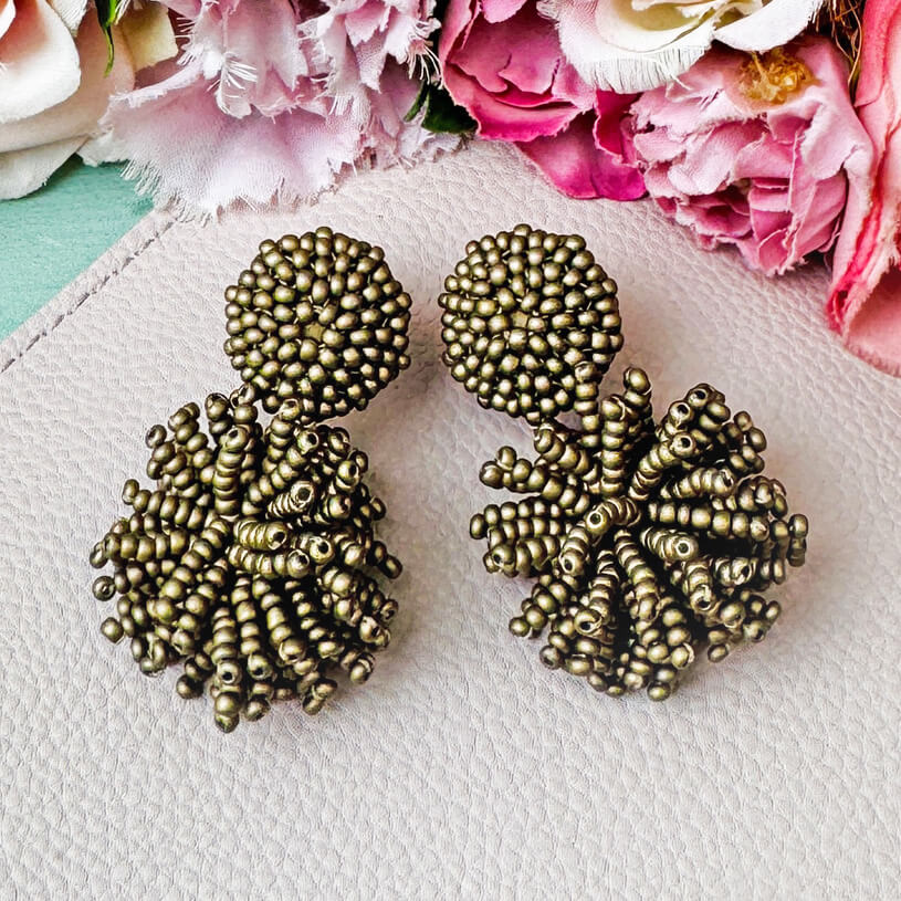 Elegante StatementOhrringe aus Perlen in mattem Antikgold