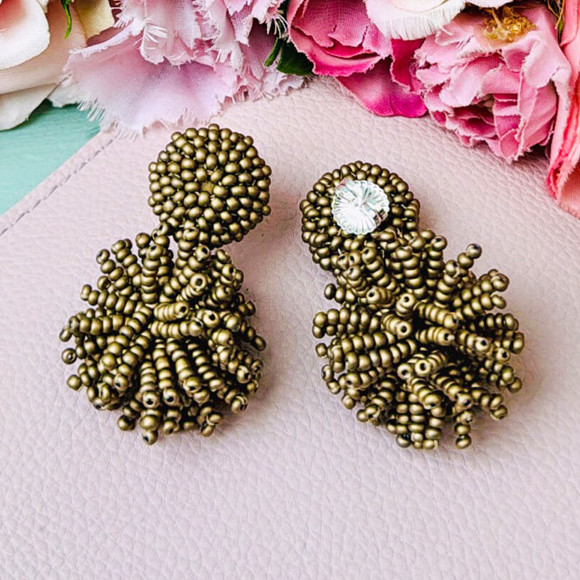 Elegante StatementOhrringe aus Perlen in mattem Antikgold