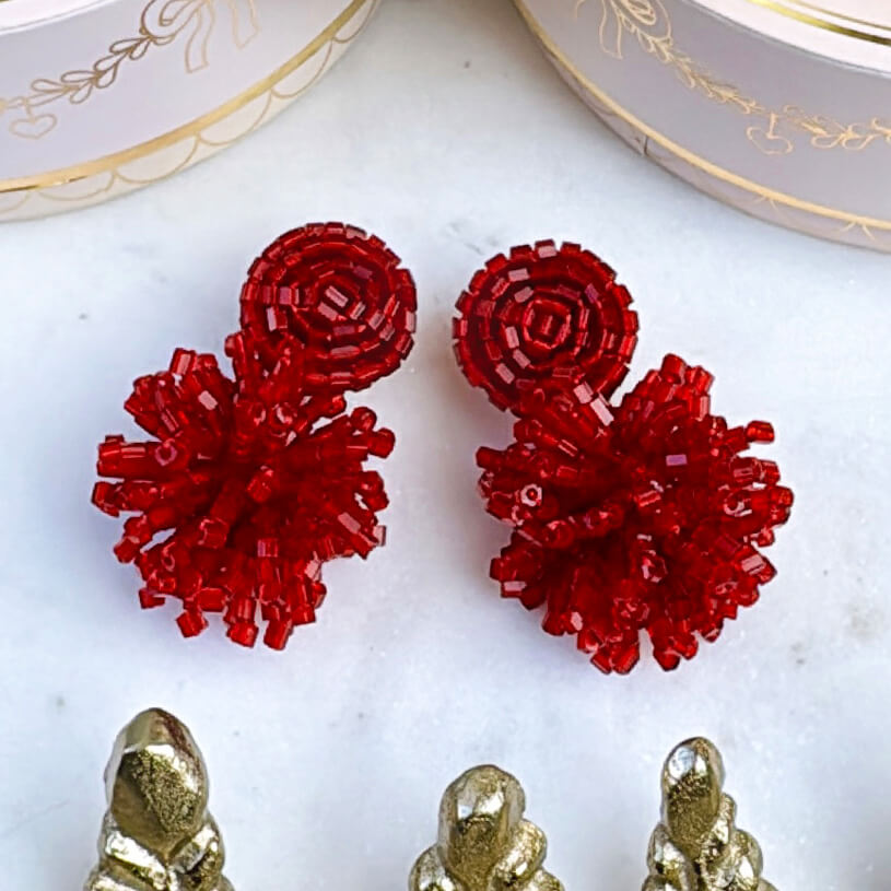 Auffällige StatementOhrringe aus Perlen in Rot