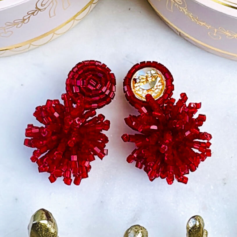 Auffällige StatementOhrringe aus Perlen in Rot