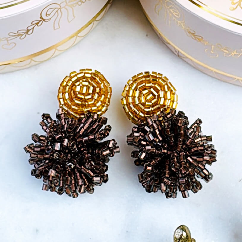 Elegante StatementOhrringe aus Perlen in Gold und Dunkelbraun