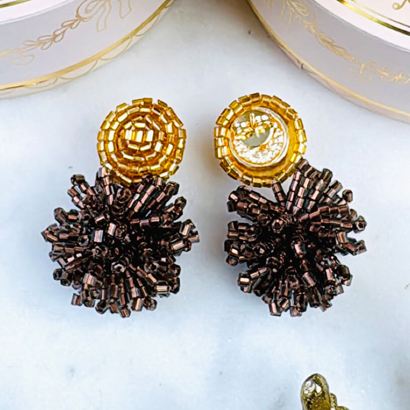 Elegante StatementOhrringe aus Perlen in Gold und Dunkelbraun