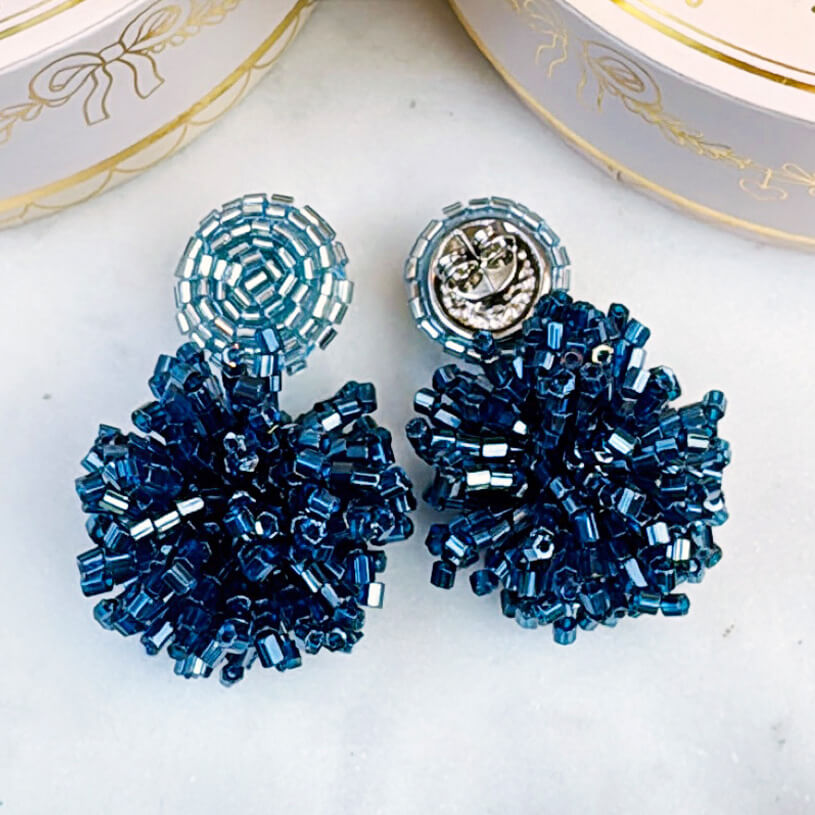 Elegante StatementOhrringe aus Perlen in Silber und Stahlblau