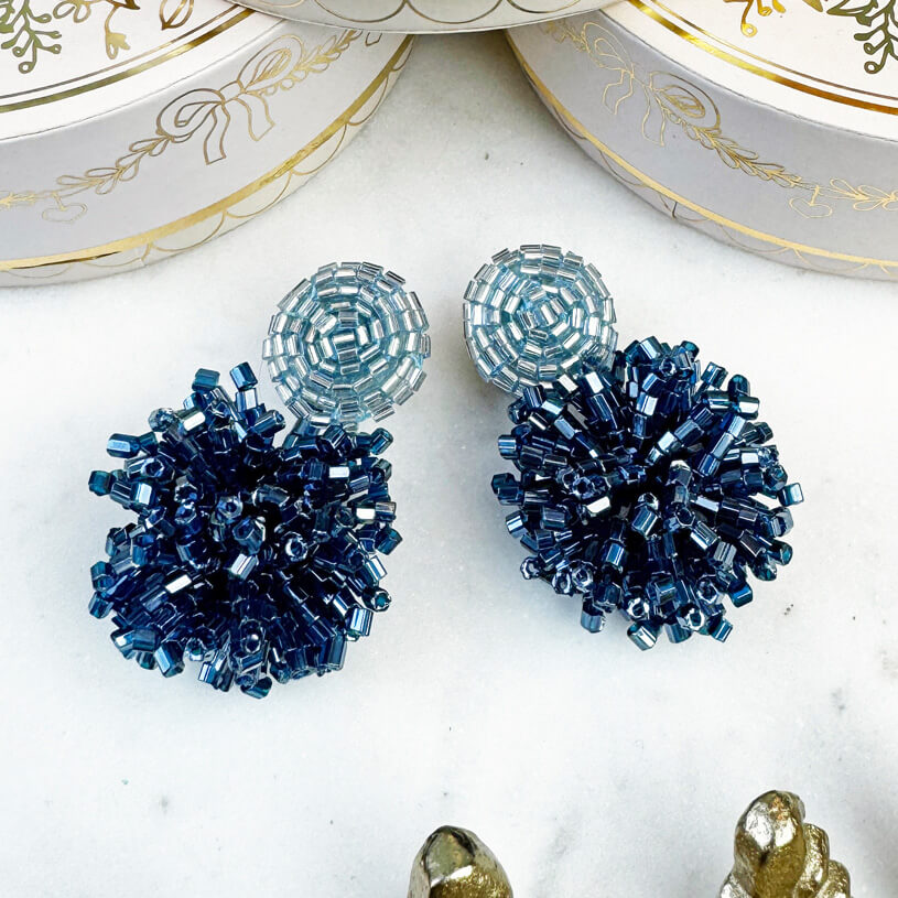 Elegante StatementOhrringe aus Perlen in Silber und Stahlblau