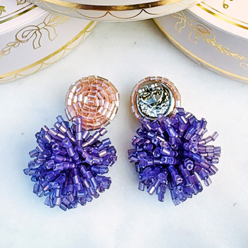 Zarte StatementOhrringe aus Perlen in Beige und Flieder