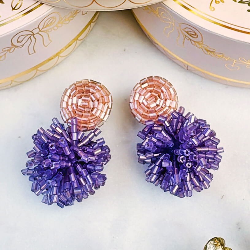 Zarte StatementOhrringe aus Perlen in Beige und Flieder