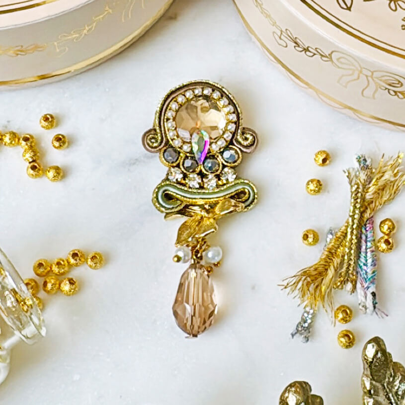 Zeitlose Soutache-Ohrstecker in Gold und Champagnertönen