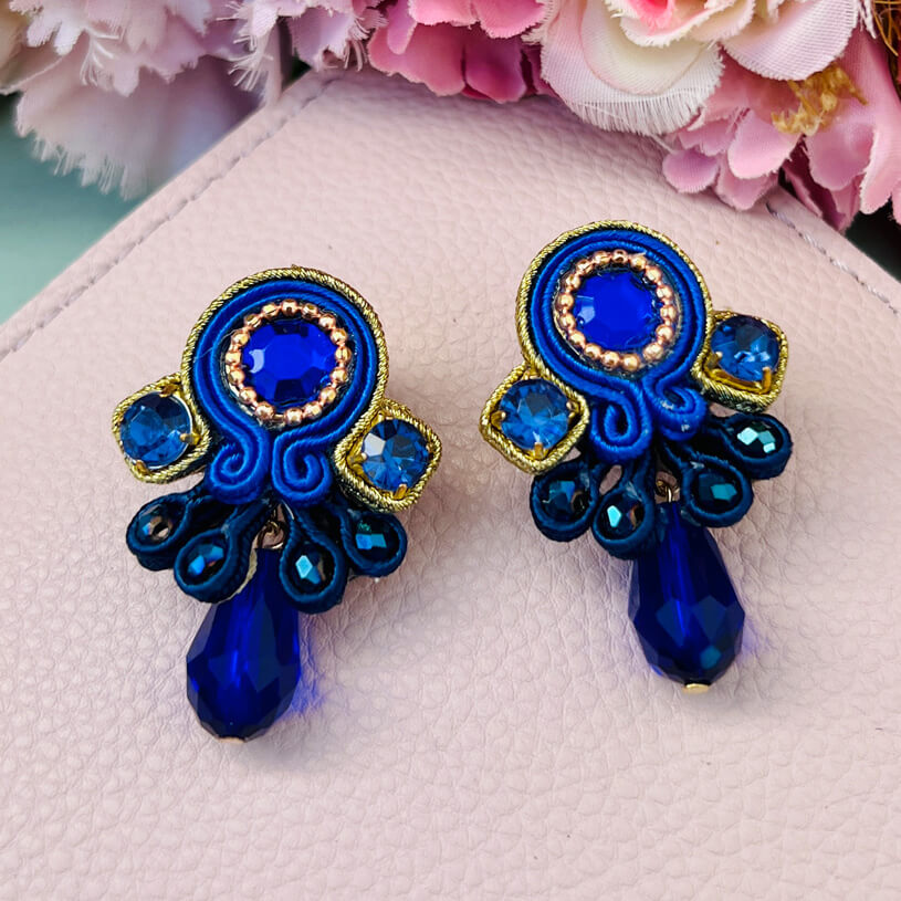 Funkelnde Soutache-Ohrstecker in Dunkelblau