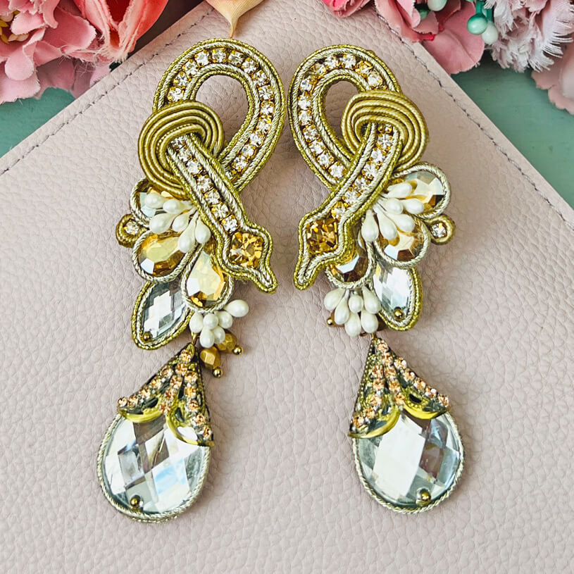 Exotische Soutache-Ohrringe in Kristall, Weiß und Gold
