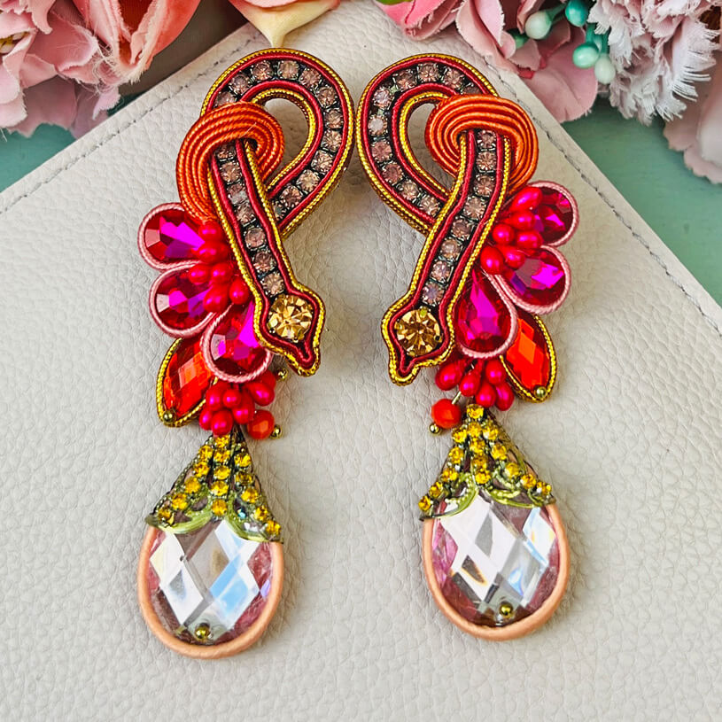 Exotische Soutache-Ohrringe in Pink und Gold