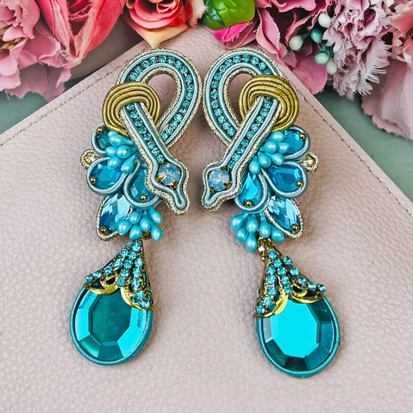 Exotische Soutache-Ohrringe in Hellblautönen mit Gold