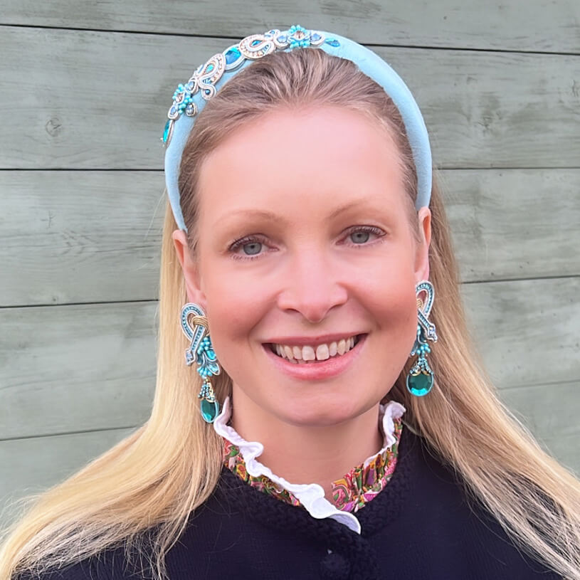 Exotische Soutache-Ohrringe in Hellblautönen mit Gold