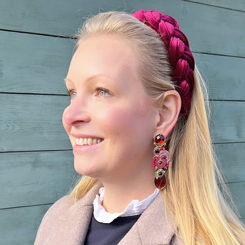 Schimmernde Soutache Ohrstecker mit seidigen Bändern in Gold und funkelnden Tropfen in Rot