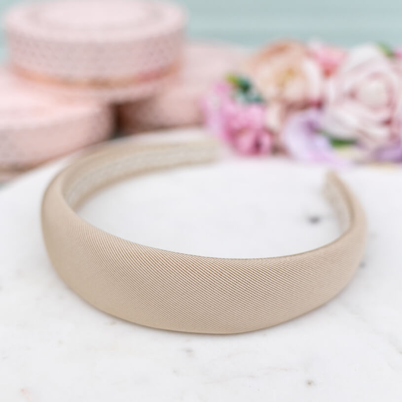 Gerippter Satin-Haarreif in Beige