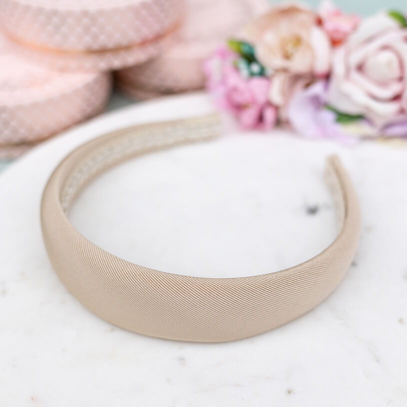 Gerippter Satin-Haarreif in Beige