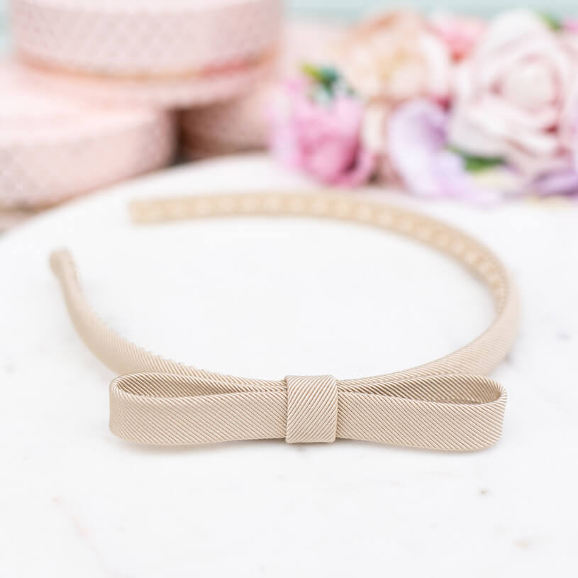 Schmaler beiger Satin-Haarreif mit Schleife