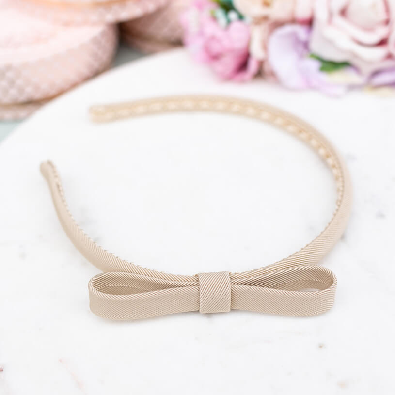 Schmaler beiger Satin-Haarreif mit Schleife