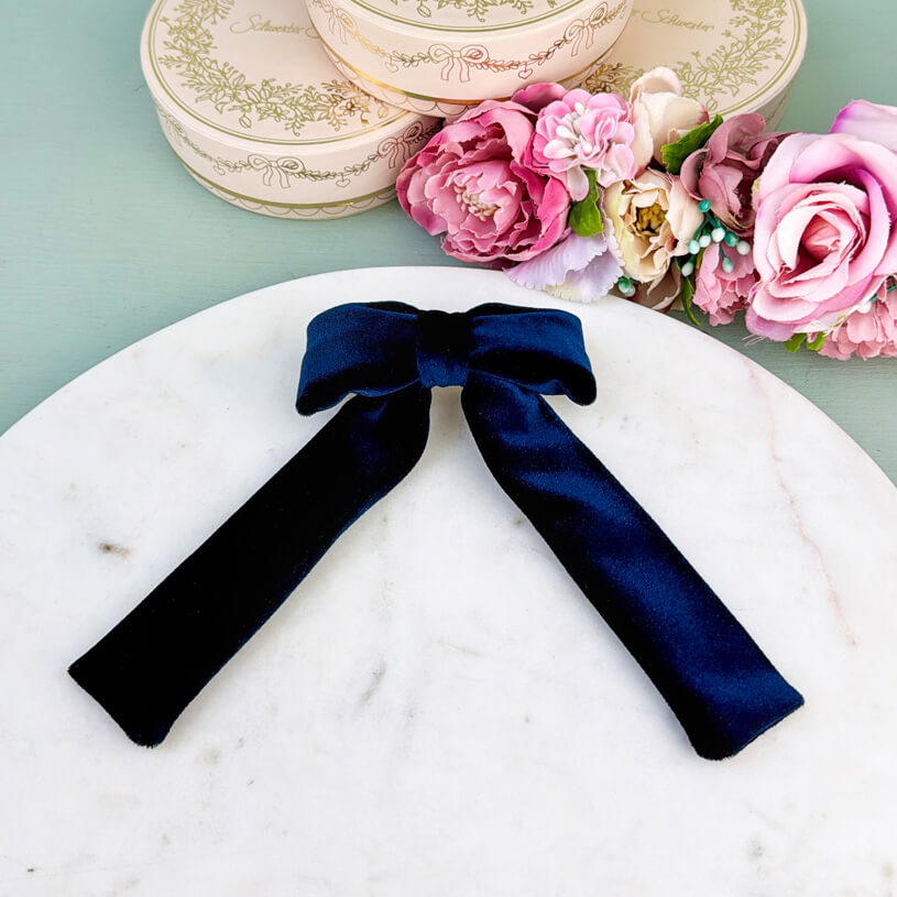 Dunkelblaue Samt-Schleife als Haarspange