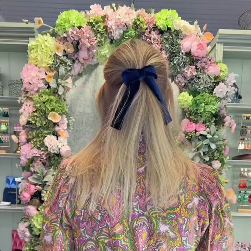 Dunkelblaue Samt-Schleife als Haarspange