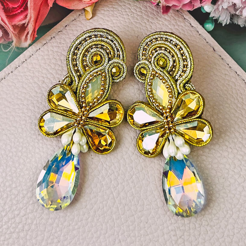 Trendige Soutache-Ohrringe in funkelnden Goldtönen