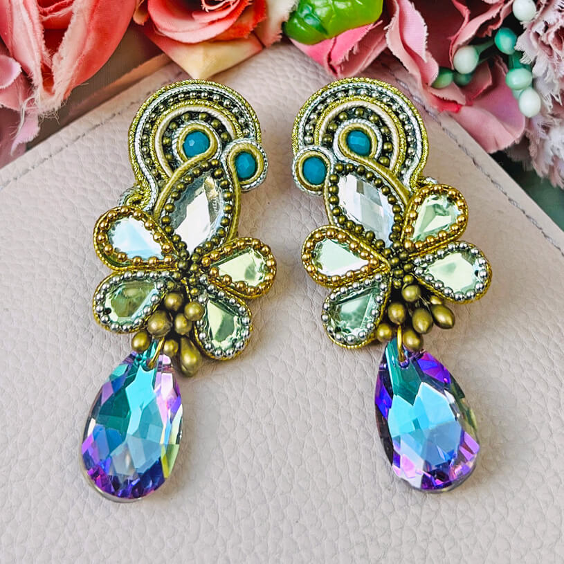 Trendige Soutache-Ohrringe in Gold, Champagner und Blau