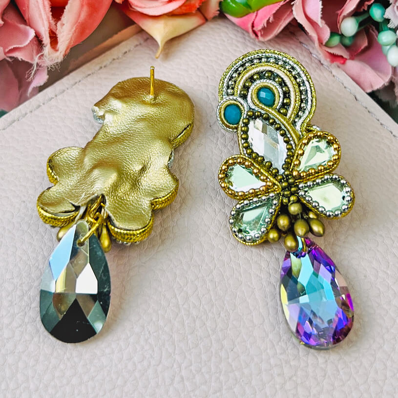 Trendige Soutache-Ohrringe in Gold, Champagner und Blau