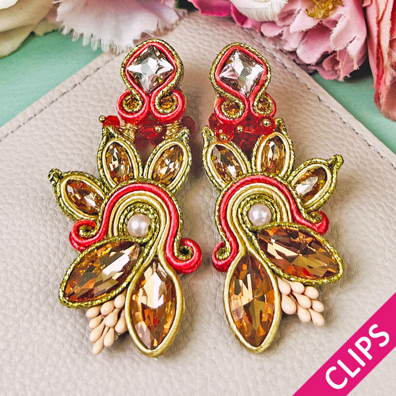 Extravagante Soutache-Ohrclips in Gold und koralligem Pink