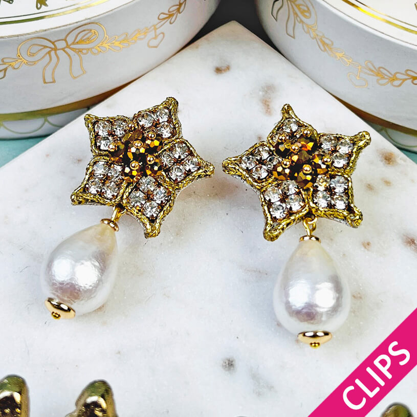 Süße Blumen-Soutache-Ohrclips in Gold mit kleinen Baumwolltropfen