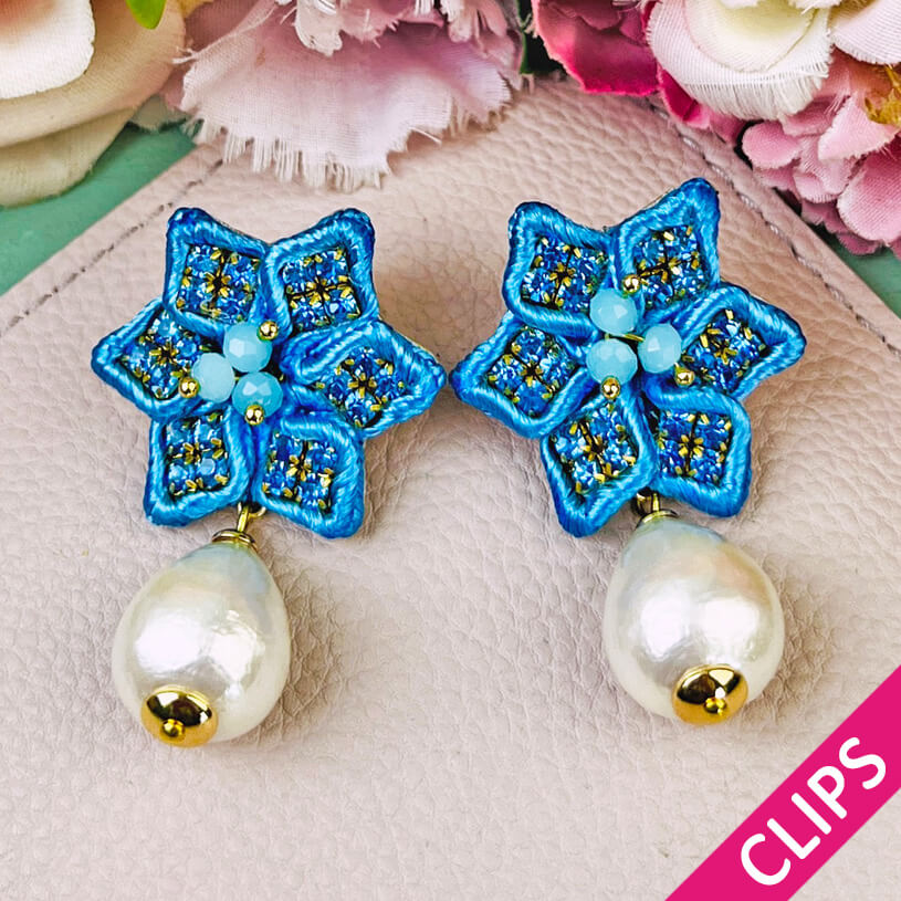 Süße Blumen-Soutache-Ohrclips in Blau mit kleinen Baumwolltropfen