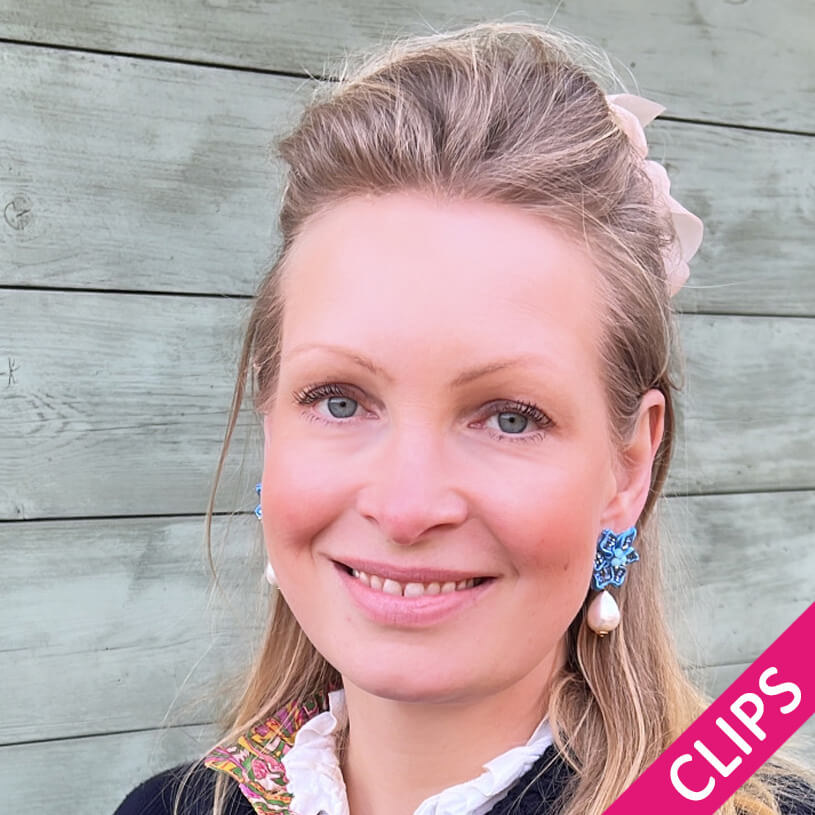 Süße Blumen-Soutache-Ohrclips in Blau mit kleinen Baumwolltropfen