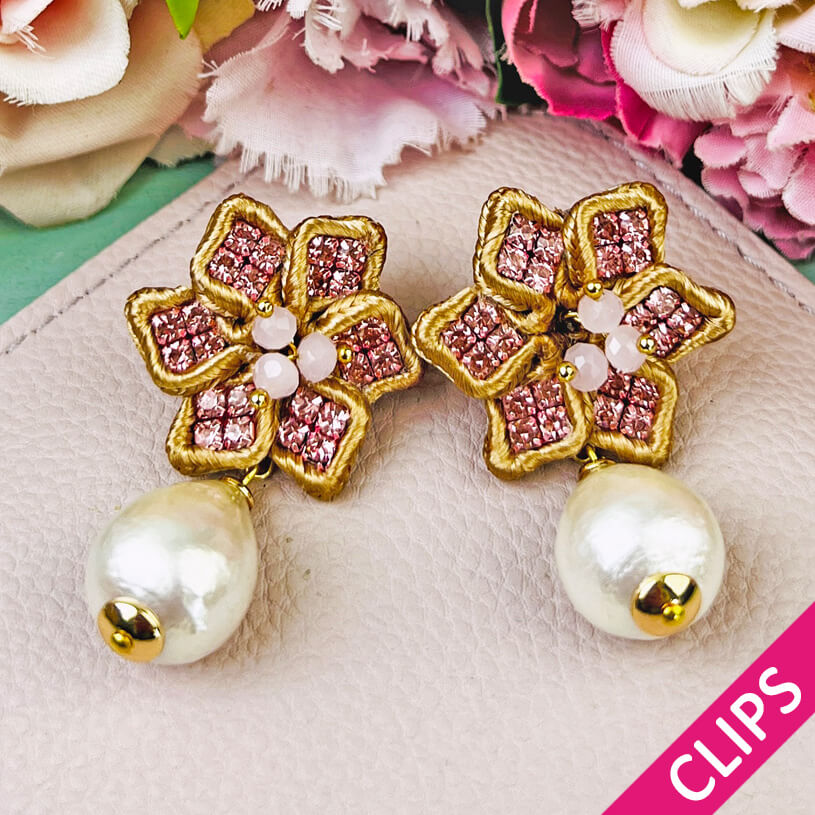 Süße Blumen-Soutache-Ohrclips in Beige und Rosa mit kleinen Baumwolltropfen