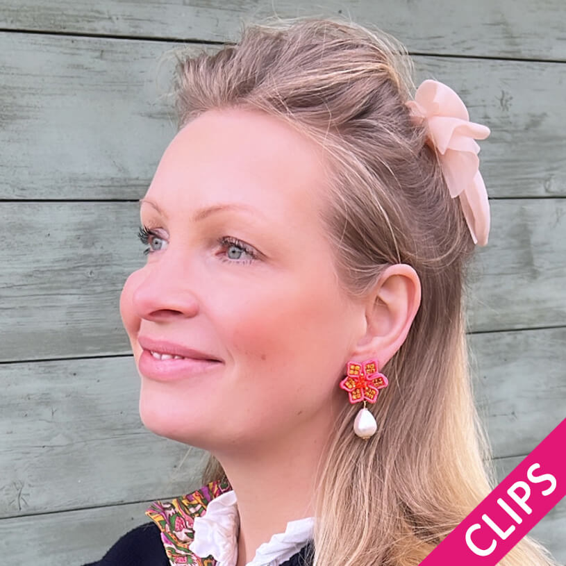 Süße Blumen-Soutache-Ohrclips in Pink mit kleinen Baumwolltropfen