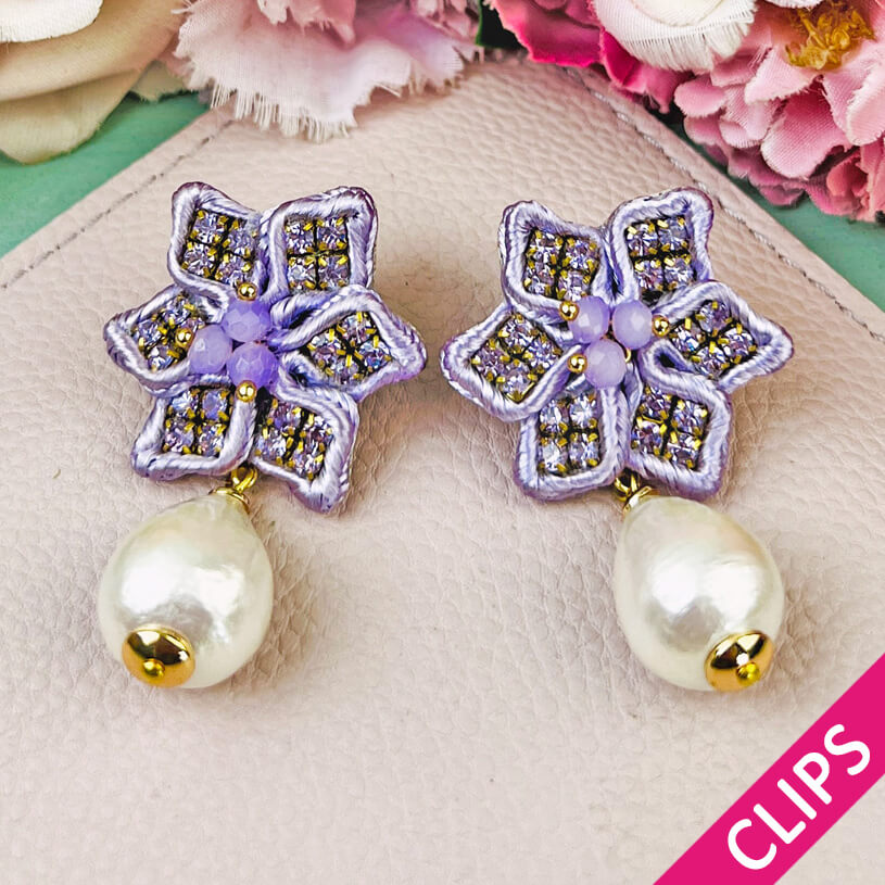 Süße Blumen-Soutache-Ohrclips in Flieder mit kleinen Baumwolltropfen