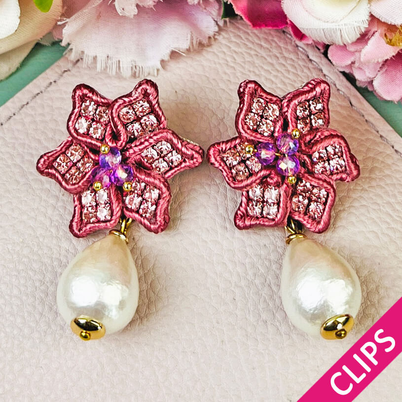 Süße Blumen-Soutache-Ohrclips in Puderrosa mit kleinen Baumwolltropfen